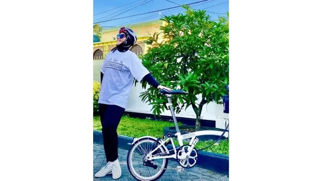 Unggahan istri Sekda Riau SF Hariyanto dengan sepeda yang harganya tidak biasa.