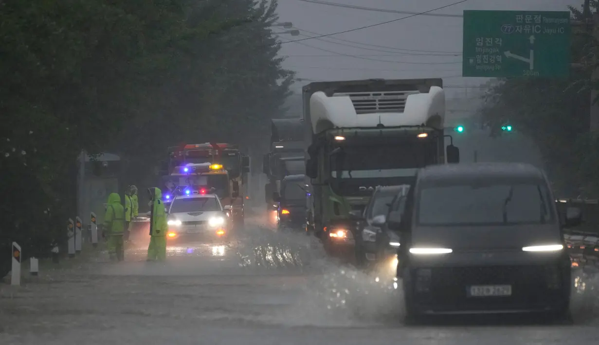 Kendaraan melintasi jalan yang sebagian tergenang air akibat hujan deras di Paju, Korea Selatan, Rabu, 17 Juli 2024. (AP Photo/Lee Jin-man)