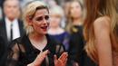 Aktris Kristen Stewart berbincang saat tiba dalam pembukaan Festival Film Cannes ke-69 di Cannes, Prancis selatan, Rabu (11/5/2016). (AFP PHOTO / Valery Hache)