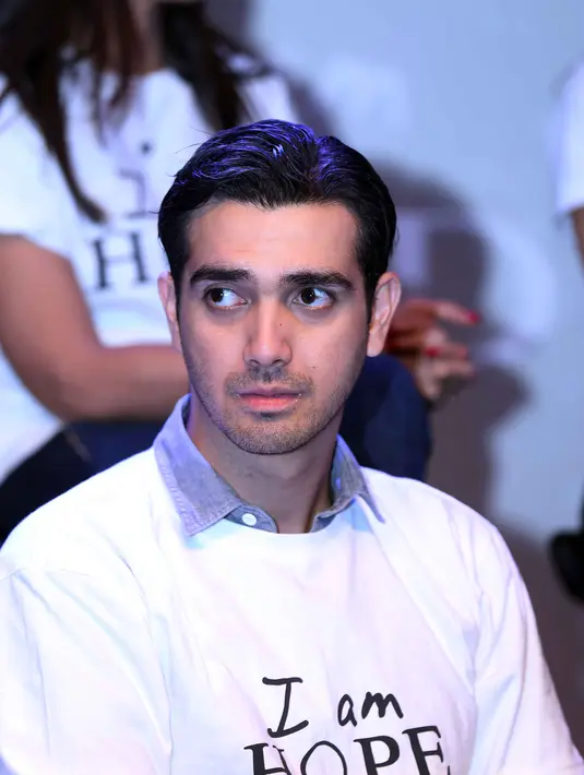 Dalam film terbarunya yang berjudul ‘I am Hope’ pun Fachry Albar langsung bertanya siapa sutradara dan orang-orang yang berada di balik produksi film yang berkisah tentang perjuangan seorang penderita kanker tersebut. (Nurwahyunan/Bintang.com)