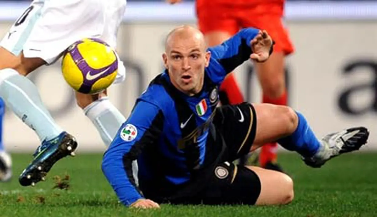 Inter Milan's midfielder Esteban Matias Cambiasso during their Italian serie A match Lazio vs Inter Milan at Olympic stadium in Rome on December 6, 2008. AFP PHOTO/ALBERTO PIZZOLI 