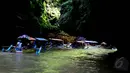 Perahu melewati dinding goa yang memiliki pemandangan menakjubkan, Jawa Barat, Sabtu (17/5/2015). Karena air dan lumut berwarna hijau yang berlimpah maka wisatawan memberikan nama Green Canyon. (Liputan6.com/Andrian M Tunay)
