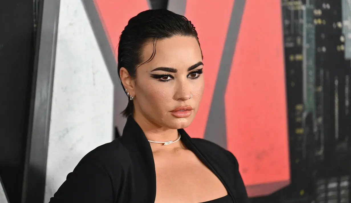 Penyanyi AS, Demi Lovato tiba untuk pemutaran perdana dunia "Scream VI" di AMC Lincoln Square di New York City , Senin (6/3/2023). Demi Lovato menata rambutnya yang cepak disisir rapi ke arah belakang dengan satu potongan kecil yang tersisa untuk jatuh di dahinya. (ANGELA WEISS / AFP)