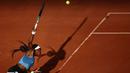 Petenis Amerika Serikat, Coco Gauff melakukan servis ke arah petenis Austria, Julia Grabher pada laga hari kelima Prancis Terbuka 2023 di Roland Garros, Paris, 1 Juni 2023. (AFP/Anne-Christine Poujoulat)