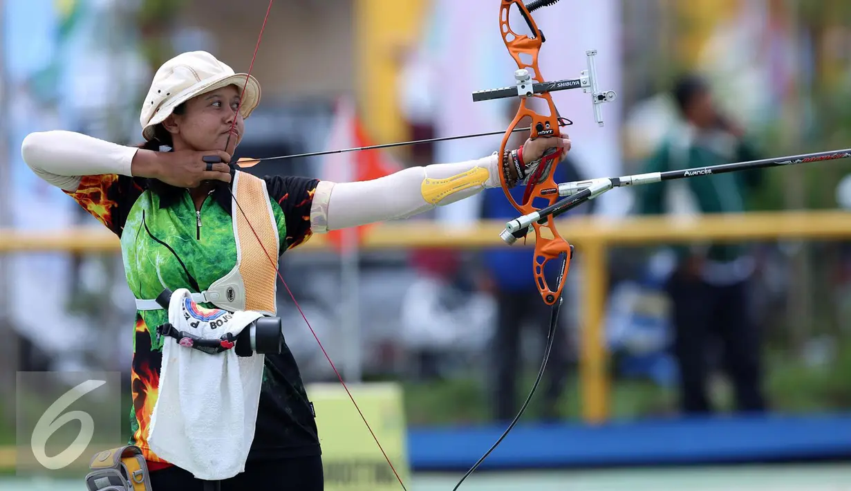 Pemanah Jatim, Eka Yuliana saat laga di kelas Recurve Women Individual di Lapangan Panahan Si Jalak Harupat, Kab Bandung, Rabu (21/9). Di final, Yuliana memastikan emas usai mengalahkan Rina D Puspitasari (DKI Jakarta). (Liputan6.com/Helmi Fithriansyah)
