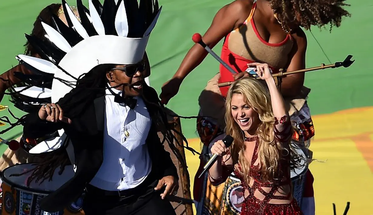 Shakira menyanyikan lagu "La La La (Brasil 2014)" bersama musisi Brasil Carlinhos Brown dalam upacara penutupan Piala Dunia 2014 di Stadion Macarana, Brasil, Senin (14/7/14). (AFP PHOTO/GABRIEL BOUYS)
