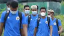 Pemain Timnas Indonesia berjalan menuju lapangan saat sesi latihan di Lapangan D Senayan, Jakarta, Rabu, (10/2/2021). Latihan tersebut untuk persiapan SEA Games 2021 di Vietnam. (Bola.com/M Iqbal Ichsan)