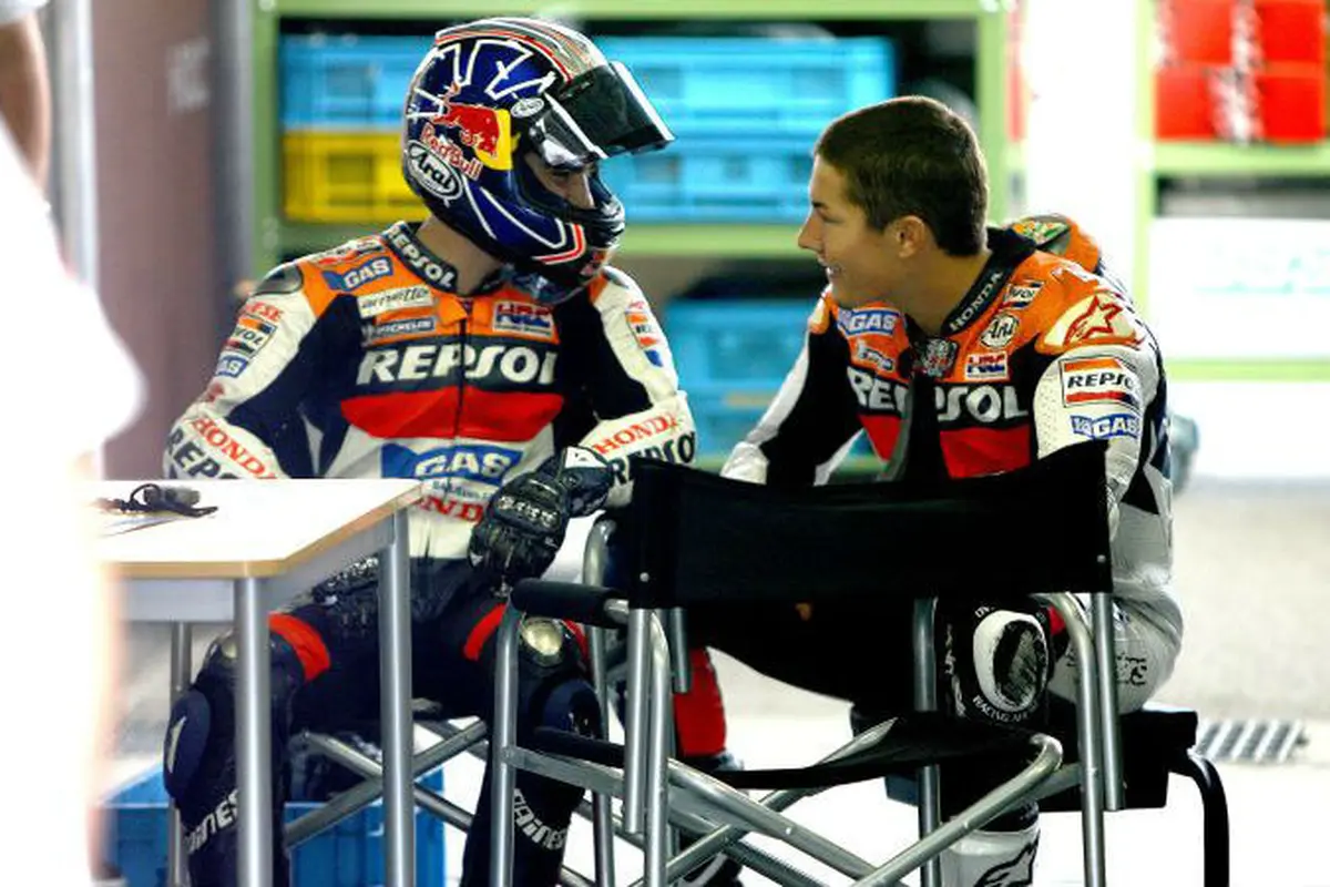 Dani Pedrosa (kiri) dan Nicky Hayden.