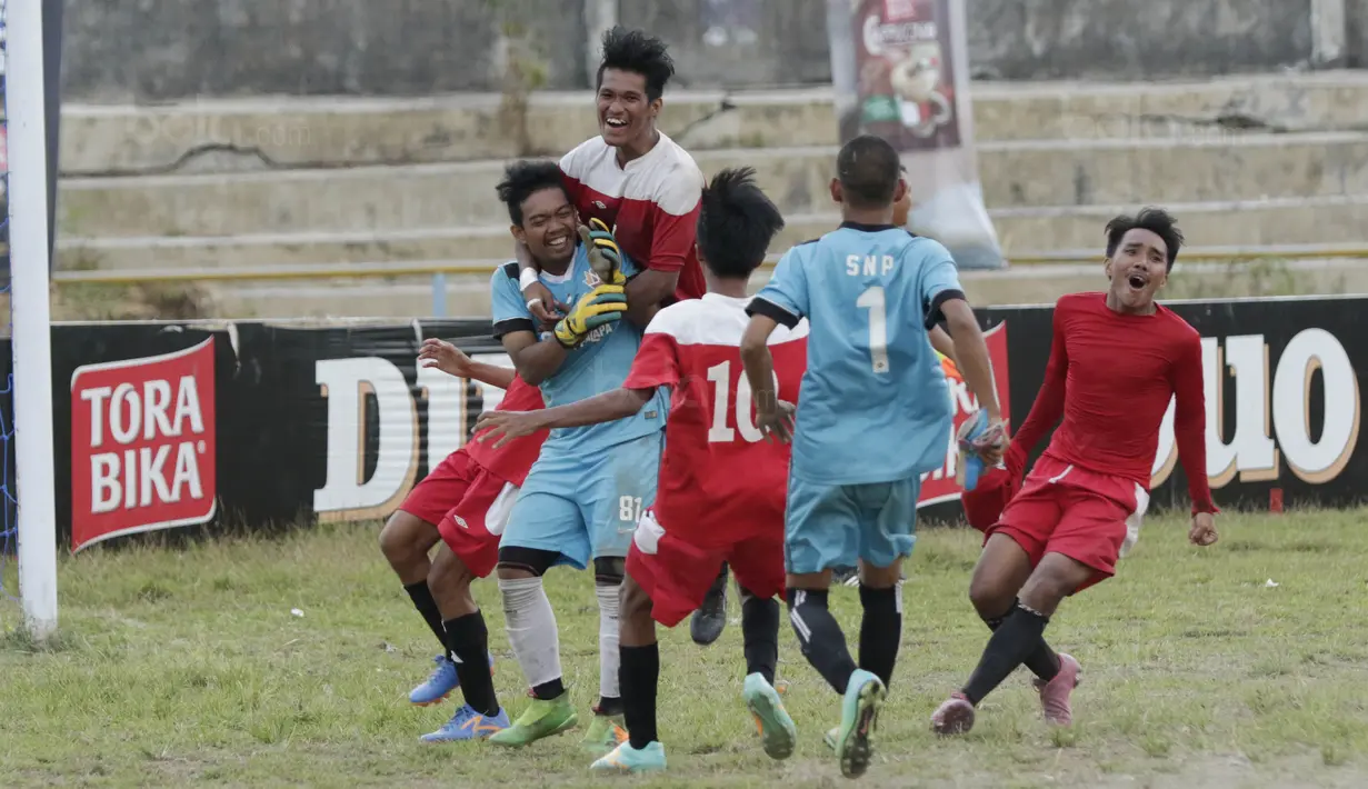Pemain STIMED Nusa Palapa melakukan selebrasi usai menjuarai Torabika Campus Cup 2017 di Stadion UNM, Makassar, Kamis, (19/10/2017). STIMED Nusa Palapa menang adu penalti atas STKIP Mega Resky. (Bola.com/M Iqbal Ichsan)