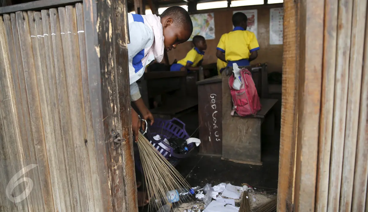Seorang siswa membersihkan ruang belajarnya di sekolah terapung, Lagos Lagoon, Nigeria (29/2/2016). Sekolah ini adalah sekolah yang dibangun di atas air di Makoko, sebuah kawasan padat penduduk di Lagos, ibukota Nigeria. (Reuters/Akintunde Akinleye)