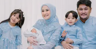 Pasangan selebriti Puadin Redi dan Ryana Dea baru saja menggelar akikah anak ketiganya, Gavin Rafaeyza Redi. Acara digelar secara meriah di sebuah hall di kawasan Jakarta Selatan. Berikut beberapa  potretnya. [Instagram/ryana_dea]