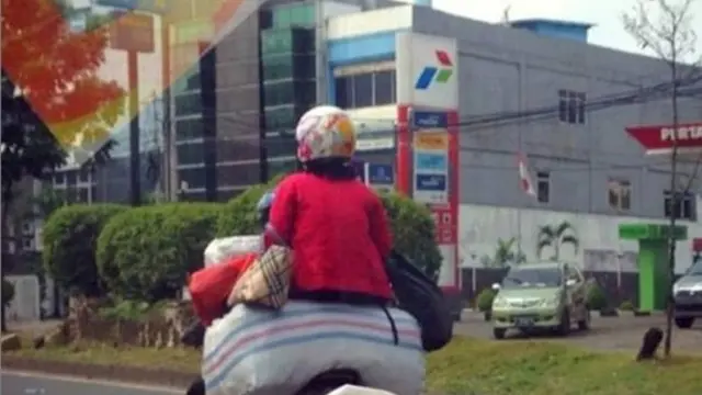 7 Potret Orang Boncengan Bawa Muatan Ini Malah Bikin Kasian