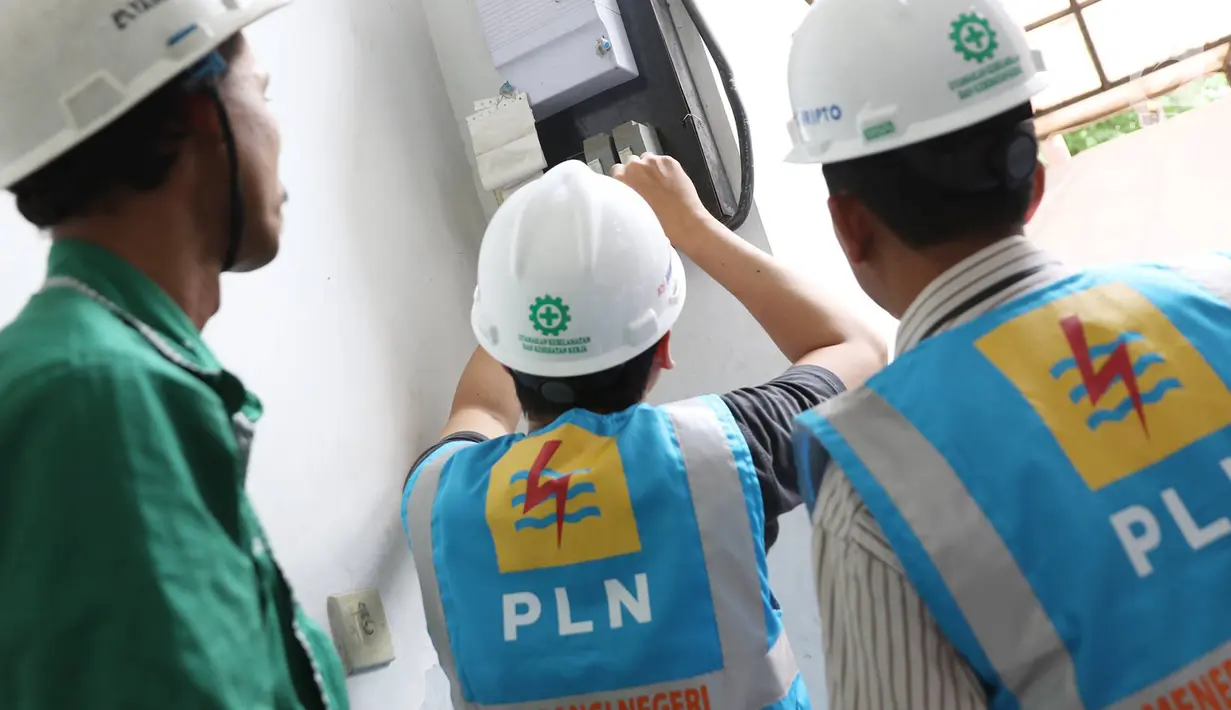 Aktivitas penyambungan penambahan daya oleh petugas PLN di Jakarta, Rabu (21/6). Menyambut lebaran, PLN memberikan bebas biaya penyambungan untuk rumah ibadah dan potongan 50 persen untuk pengguna selain rumah ibadah. (Liputan6.com/Immanuel Antonius)
