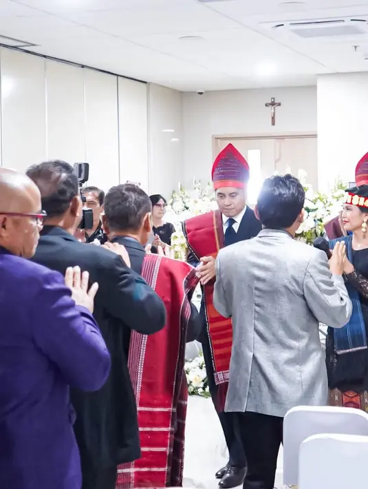 Upacara Mangadati merupakan acara pemberian nama adat Batak sebagai salah satu langkah untuk menjalankan pernikahan adat Batak. [Instagram/riantic]