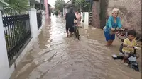 Suasana banjir di salah Desa Ciuyah Kecamatan Waled Kabupaten Cirebon. (Ist)