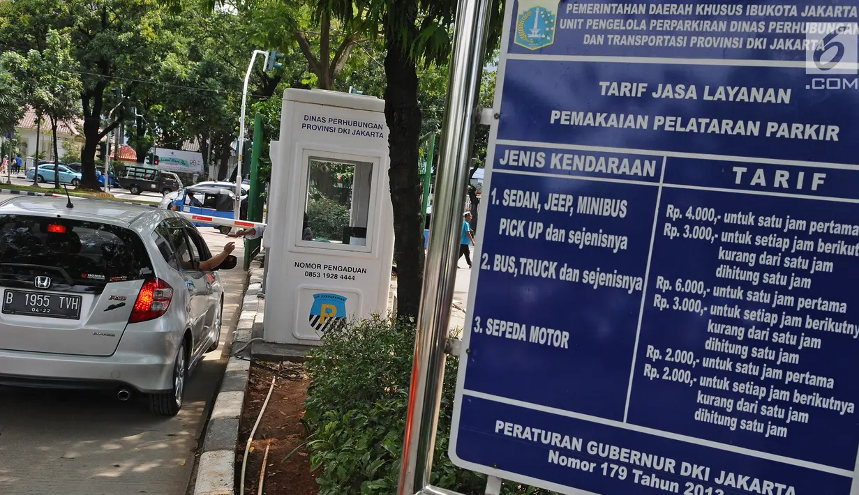 Pengendara mobil memberikan tiket parkir ke petugas di parkiran IRTI kawasan Monas, Jakarta, Jumat (11/1). Pemerintah DKI Jakarta mencabut insentif parkir kendaraan ASN atau PNS di IRTI Monas, Jakarta Pusat. (Liputan6.com/Herman Zakharia)