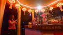 Area vihara dihiasi dengan ratusan lampion merah dan dekorasi khas untuk menciptakan suasana ibadah yang nyaman dan khusyuk. Tampak dalam foto, umat Khonghucu melakukan sembahyang pada malam Tahun Baru Imlek di Wihara Kwan In Thang, Pondok Cabe, Tangerang Selatan, Senin (16/2/2026). (merdeka.com/Arie Basuki)