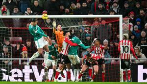 Bek Liverpool, Virgil van Dijk mencetak gol pembuka dalam pertandingan sepak bola Liga Inggris antara Sunderland dan Liverpool di Stadion of Light, Sunderland, Inggris timur laut, pada 11 Februari 2026. (ANDY BUCHANAN / AFP)