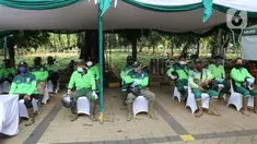 Petugas pemakaman mengikuti pelayanan penerbitan SIM baru di TPU Pondok Ranggon, Jakarta, Kamis (2/7/2020). HUT ke-74 Bhayangkara, Direktorat Lalu Lintas Polda Metro Jaya memberikan pelayanan penerbitan SIM baru gratis bagi penggali makam yang menangani korban Covid-19.(Liputan6.com/Herman Zakharia)
