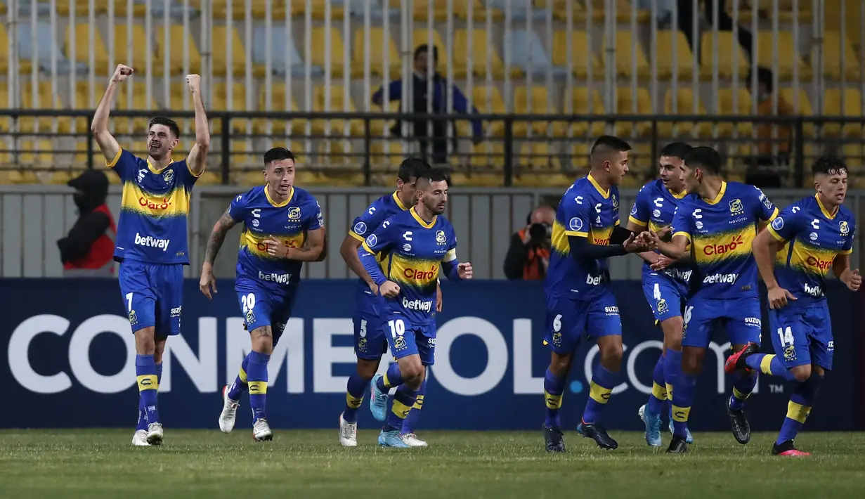 Selebrasi para pemain Everton setelah gol yang dicetak Lucas Di Yorio (kiri) ke gawang Jorge Wilstermann pada laga penyisihan grup Sudamericana Cup di Sausalito Stadium, Viña del Mar, Cile (5/4/2022). Everton de Vina del Mar didirikan pada 24 Juni 1909 oleh seorang imigran asal Merseyside, David Foxley, yang merupakan suporter Everton di Inggris. Everton Inggris kerap memberi dukungan finansial di masa-masa awal berdirinya Everton de Vina del Mar. (AFP/Javier Torres)