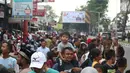 Seorang anak saat ingin melihat kirab atau arak-arakan acara resepsi Kahiyang Ayu Siregar-Bobby Nasution di Kota Medan, Sumatera Utara Minggu (26/11). (Liputan6.com/Johan Tallo)