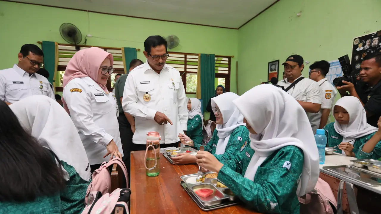 Pj Gubernur Jateng Nana Sudjana menyapa siswa penerima manfaat makan bergizi gratis di Jateng. (Foto: Liputan6.com/ Felek Wahyu)