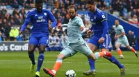 Striker Chelsea, Gonzalo Higuain, berusaha melepaskan tendangan ke gawang Cardiff pada laga Liga Inggris di Stadion Cardiff City, Wales, Sabtu (31//3). Cardiff kalah 1-2 dari Chelsea. (AFP/Geoff Caddick)