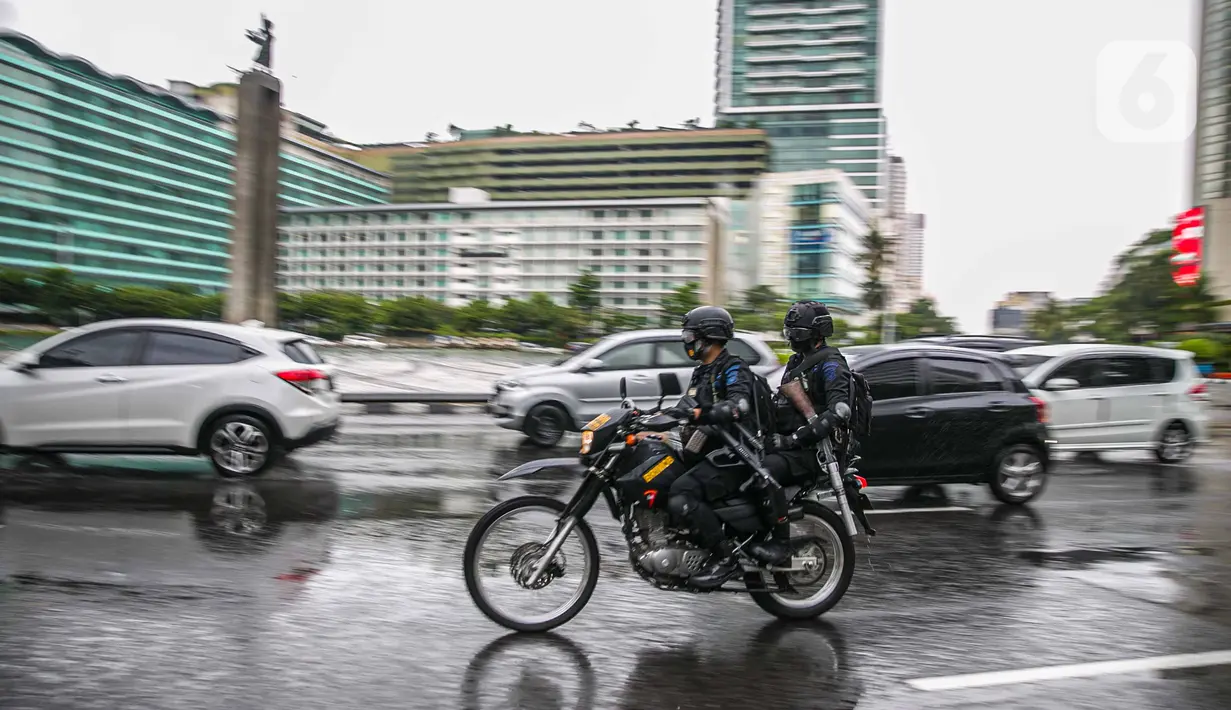 Pasukan Brimob melintas di kawasan Bundaran Hotel Indonesia (HI), Jakarta, Kamis (31/12/2020). Dalam pengamanan malam tahun baru ini, Polri menurunkan sebanyak total 8.139 personel gabungan dan disebar ke beberapa titik sesuai dengan wilayah hukumnya masing-masing. (Liputan6.com/Faizal Fanani)