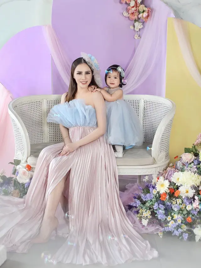 6 Pemotretan Momo Geisha Bersama Buah Hati, Pose Putrinya Curi Perhatian