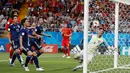 Kiper timnas Jepang, Eiji Kawashima gagal menghalau bola tendangan pemain Belgia pada 16 besar Piala Dunia 2018 di Rostov Arena, Selasa (3/7). Belgia melaju ke perempat final setelah meraih kemenangan dramatis 3-2 atas Jepang. (AP/Rebecca Blackwell)