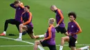 Pemain Manchester City John Stones, Kyle Walker, Oleksandr Zinchenko, David Silva dan Leroy Sane melakukan pemanasan saat mengikuti latihan jelang menghadapi Lyon di Liga Champions di City Football Academy, Inggris (18/9). (AFP Photo/Oli Scarff)