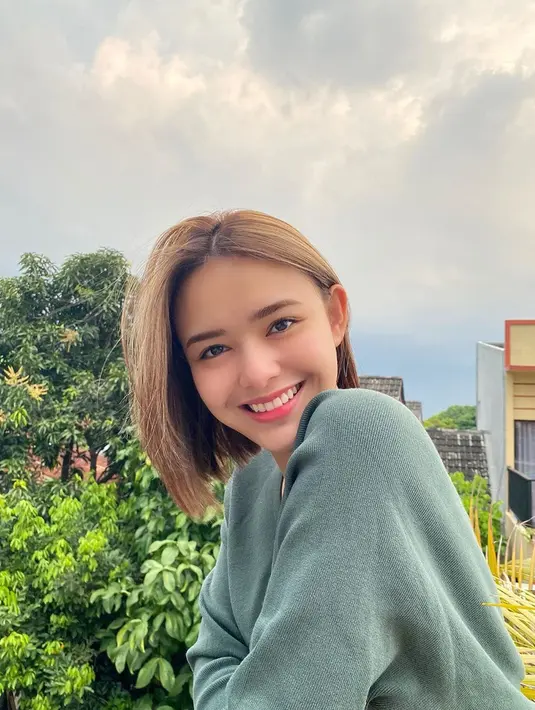 Gaya rambut Amanda Manopo dengan rambut pendek sebahu ini pun tetap membuatnya terlihat memesona. Penampilannya dengan busana kasual serta senyum manisnya ini juga curi perhatian netizen. (Liputan6.com/Ig/@amandamanopo)