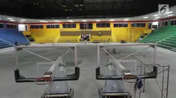 Suasana aktivitas pekerja proyek renovasi gelanggang olahraga (GOR) Soemantri Brodjonegoro, Jakarta, Kamis (18/1). Menjelang Asian Games 2018, sebanyak 10 Gelanggang Olahraga di kawasan DKI Jakarta direnovasi. (Liputan6.com/Arya Manggala)
