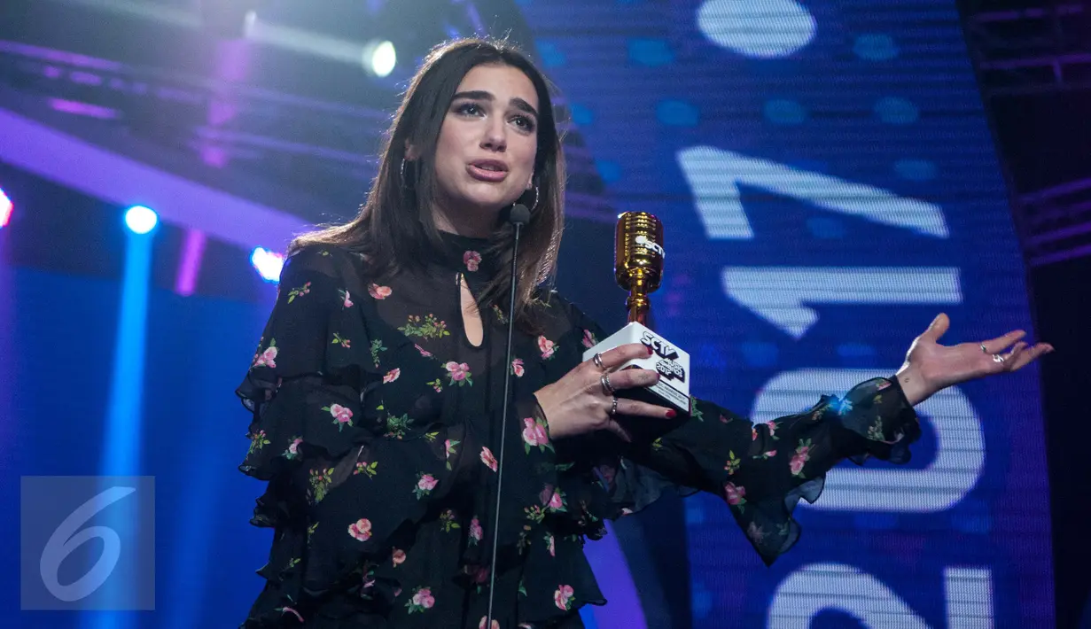Penyanyi asal Inggris Dua Lipa saat menjadi bintang tamu acara SCTV Music Awards 2017  di Studio 6 EMTEK, Jakarta, Selasa (16/5). Dua lipa membawakan lagu hitsnya yang berjudul, Be The One dan blow your mind (mwah). (Liputan6.com/Gempur M Surya)