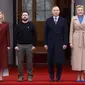 Presiden Ukraina Volodymyr Zelensky dan istri bersama dengan Presiden Polandia&nbsp;Andrzej Duda dan istri di Warsawa, Rabu (5/4/2023). (Dok. AFP)