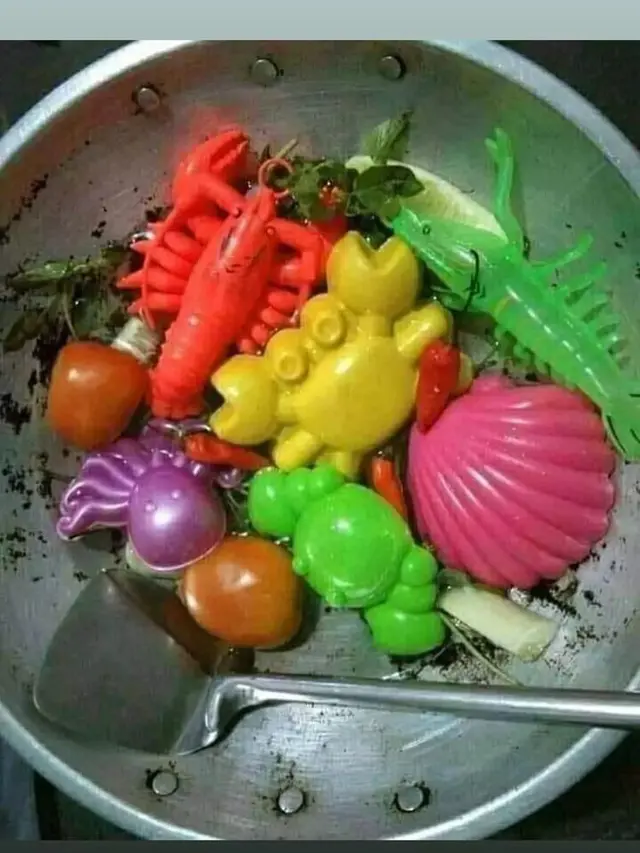 5 Potret Mainan Jadi Gorengan Ini Tak Masuk Akal, Nyeleneh Banget