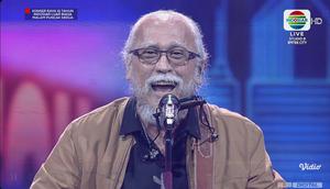 Iwan Fals menyanyikan lagu "Stecu Stecu" di Konser Raya 31 Indosiar Luar Biasa, Minggu (11/1), di Studio Emtek, Jakarta. (dok)