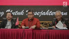 Sekjen PDI Perjuangan Hasto Kristiyanto (tengah) memberi keterangan pers terkait Pemilu 2019 di Jakarta, Rabu (8/5/2019). Hasto mengatakan PDI Perjuangan mengapresiasi kerja KPU dan Bawaslu dalam menyelenggarakan Pemilu 2019. (Liputan6.com/Faizal Fanani)