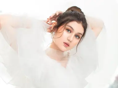 Penampilan Zoe Abbas Jackson ini membuat netizen menyebutnya sebagai barbie hidup. Makeup wajah dan perpaduan gaun serba putih membuatnya tampil anggun. Nuansa negeri dongeng terasa kuat dalam sesi pemotretan kali ini. (Liputan6.com/IG/@zoeabbasjackson)