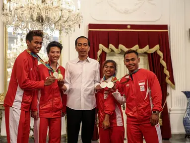 Presiden Jokowi berpose bersama Tontowi Ahmad, Liliyana Natsir, Sri Wahyuni Agustiani dan Eko Yuli Irawan saat menerima  Kontingen Indonesia untuk Olimpiade Rio De Janeiro Brasil 2016, di Istana Merdeka, Jakarta, Rabu (24/8). (Liputan6.com/Faizal Fanani)