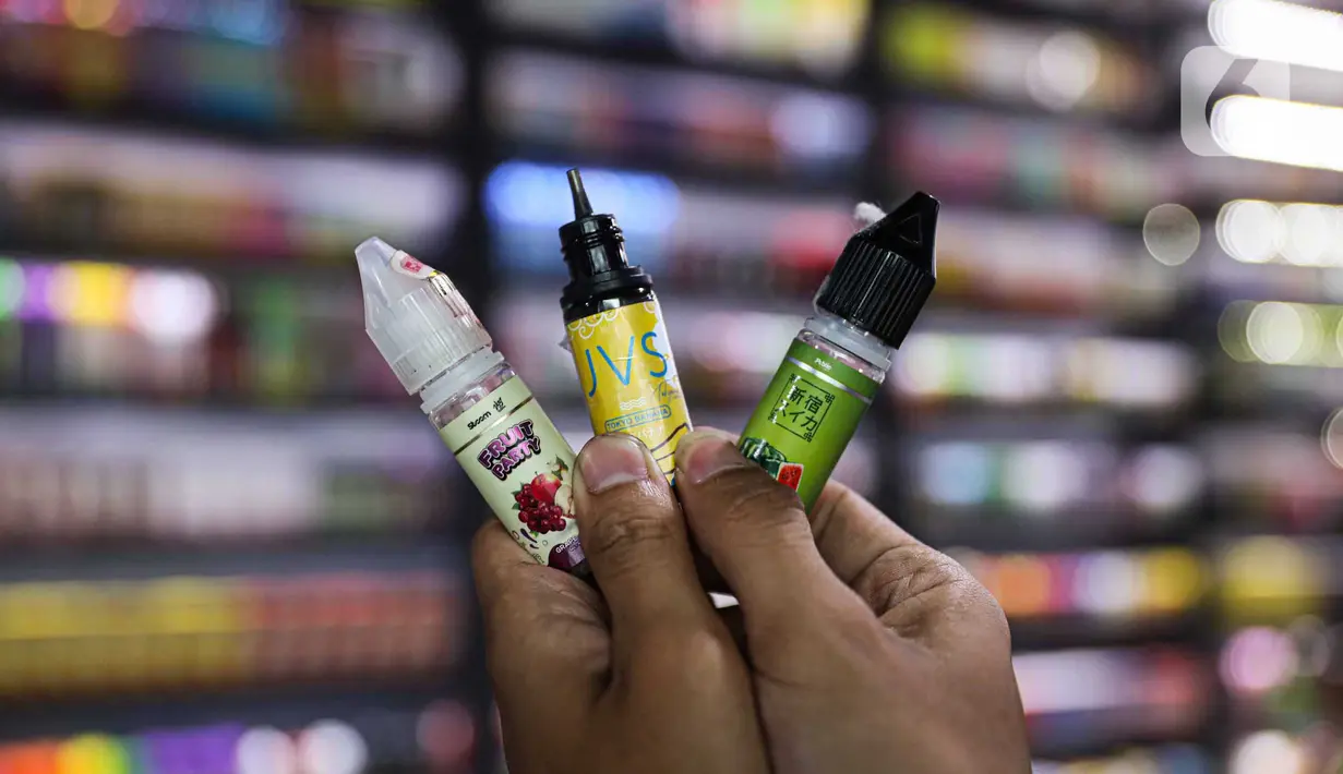 Pekerja menunjukkan liquid untuk rokok elektrik atau vapor pada salah satu toko di Jakarta, Kamis (25/1/2024). (Liputan6.com/Faizal Fanani)