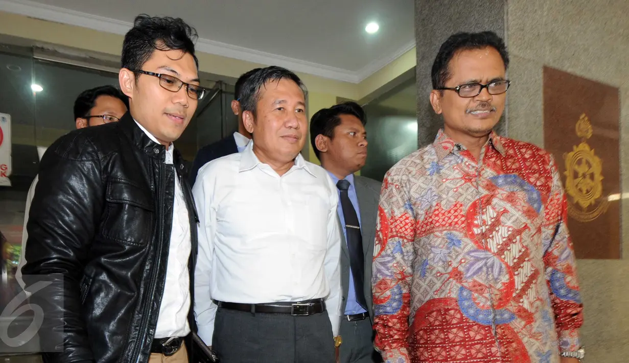 Komisioner KY Taufiqurrohman Syahuri (tengah) usai diperiksa Subdit II Bareskrim, Jakarta, Senin (28/9/2015). Taufiqurrohman diperiksa sebagai tersangka dalam kasus dugaan pencemaran nama baik hakim Sarpin Rizaldi. (Liputan6.com/Helmi Afandi)