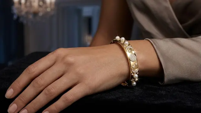 Bangle Moon Pearl dengan Kilauan Mewah