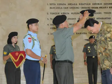 Ahok menerima baret dan brevet Mitra Ketahanan Daerah Mabes TNI dari Panglima TNI Jenderal Moeldoko, Jakarta, Jumat (12/12/2014). (Liputan6.com/Herman Zakharia)