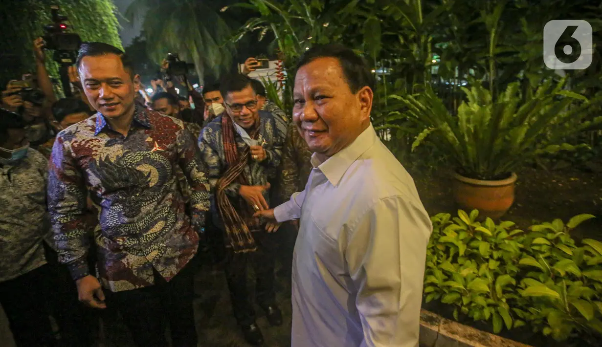 Ketua Umum Partai Gerindra Prabowo Subianto menerima kedatangan Ketua Umum Partai Demokrat Agus Harimurti Yudhoyono di kediaman Kertanegara, Jakarta, Jumat (24/6/2022). Pertemuan antara Partai Demokrat dan Partai Garinda tersebut untuk mempererat komunikasi dan silaturahmi. (Liputan6.com/Faizal Fanani)