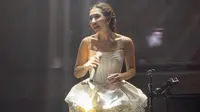 7 Potret Gisella Anastasia Kembali Nyanyi di Panggung Besar hingga Momen Pernikahan Sahabat