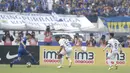Gelandang Persib, Shohei Matsunaga, berusaha melewati bek Bali United, Hasyim Kipuw, pada laga Liga 1 Indonesia di Stadion Si Jalak Harupat, Bandung, Kamis, (21/9/2017). Kedua klub bermain imbang 0-0. (Bola.com/M Iqbal Ichsan)