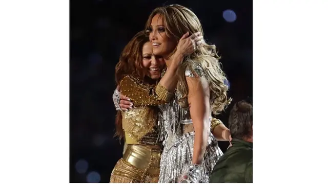 6 Potret Kebersamaan Jennifer Lopez dan Shakira di Atas Panggung, Jadi Sorotan