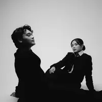 Gregoria dan Mikha tampil sederhana dalam balutan busana serba hita, Attire ini hadir sesuai dengan kepribadian keduanya yang sederhana. [Foto: Instagram/ Gregoria Mariska]