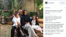 Krisdayanti dan Raul Lemos beserta kedua buah hati mereka di hari raya Idul Adha. (via instagram/@krisdayantirl)